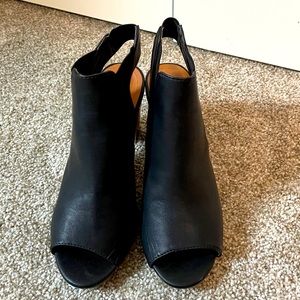 Maurice’s black 6 1/2 sandals